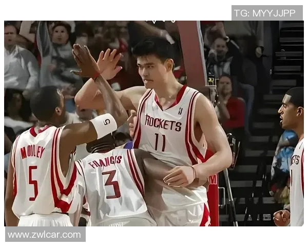 好友相见乐开怀！姚明前日火箭比赛中被拍到背后熊抱弗朗西斯